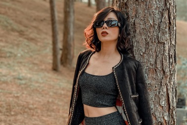 Lệ Quyên hóa quý cô cực ngầu, khoe eo thon sau tin đồn mang thai