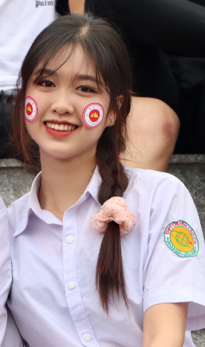 Nữ sinh được Hoa hậu Đỗ Thị Hà trao vương miện: Tôi muốn thi Miss World - 3 Nữ sinh được Hoa hậu Đỗ Thị Hà trao vương miện: Tôi muốn thi Miss World - 3