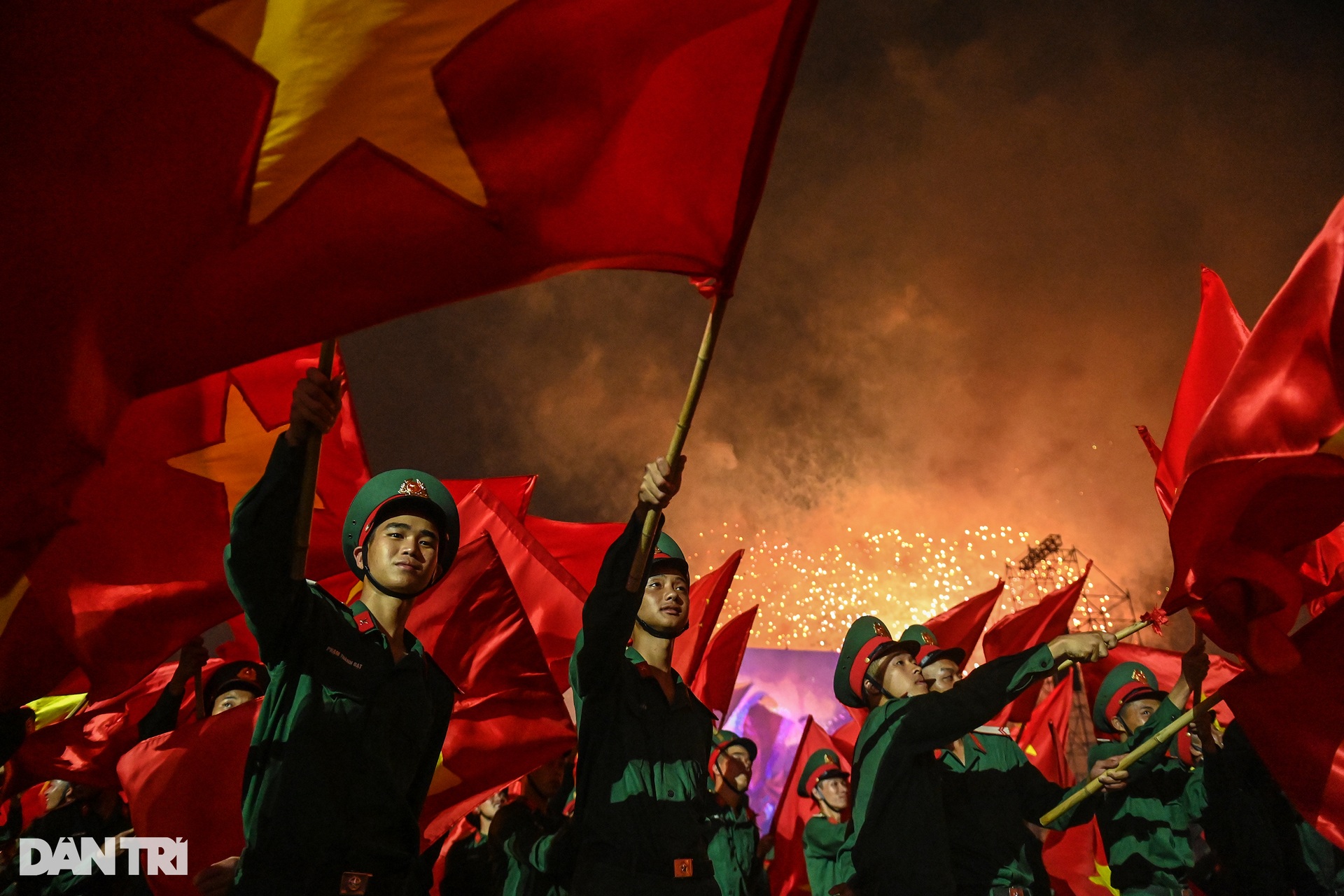 Pháo hoa rực sáng bầu trời Hà Nội chào mừng lễ kỷ niệm 30/4 - 3 Pháo hoa rực sáng bầu trời Hà Nội chào mừng lễ kỷ niệm 30/4 - 3