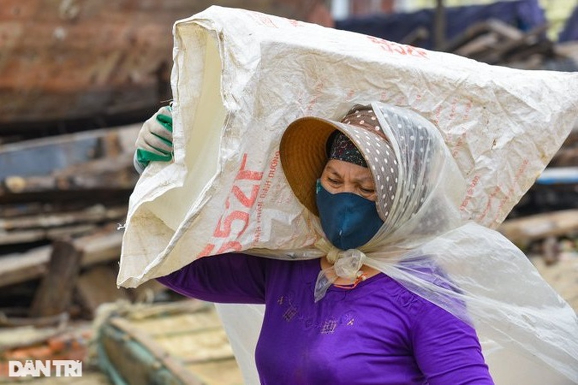 Những phụ nữ mưu sinh bằng nghề vác mùa đông trên vai - 1