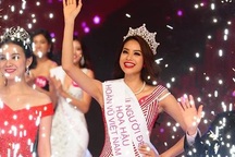 Hình ảnh quyến rũ của tân hoa hậu Phạm Hương