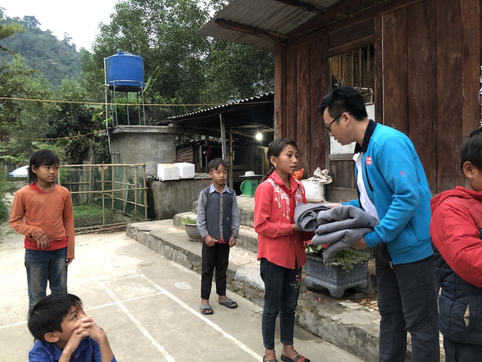 100 em nhỏ vùng biên giới Nghệ An được báo Dân trí tặng áo ấm giữa những ngày đông - 4 100 em nhỏ vùng biên giới Nghệ An được báo Dân trí tặng áo ấm giữa những ngày đông - 4