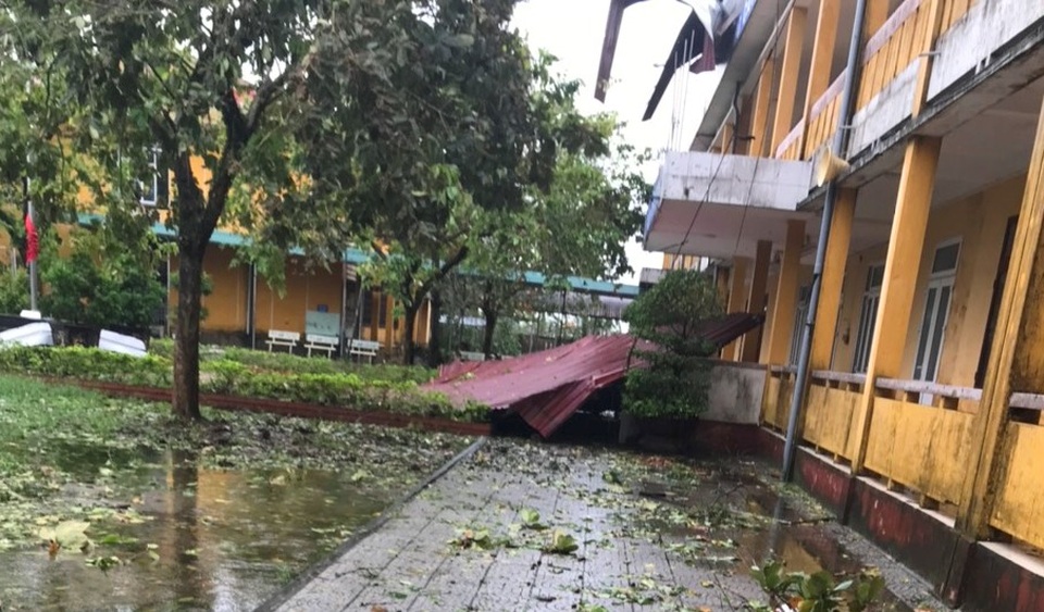 Nhiều trường học tại Thừa Thiên Huế bị tốc mái sau khi bão số 13 đổ bộ - 2 Nhiều trường học tại Thừa Thiên Huế bị tốc mái sau khi bão số 13 đổ bộ - 2