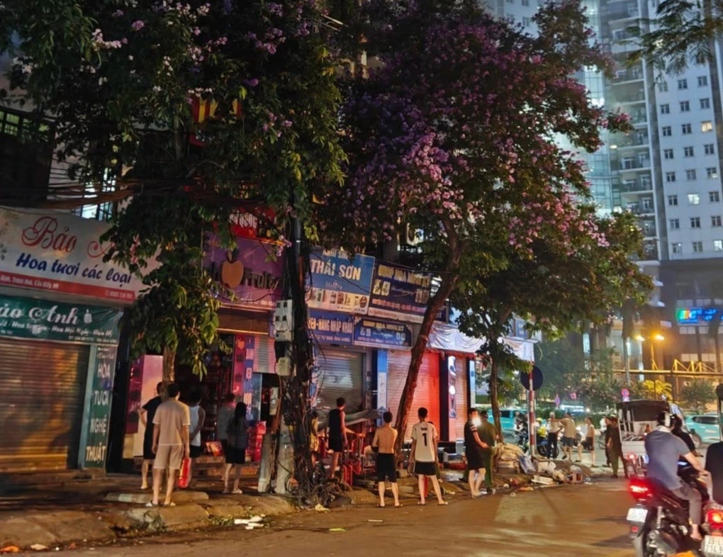 Cháy cửa hàng trên phố ở Hà Nội lúc nửa đêm - 2 Cháy cửa hàng trên phố ở Hà Nội lúc nửa đêm - 2