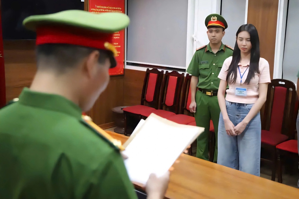 Hoa hậu Thùy Tiên lách trách nhiệm vụ kẹo Kera như thế nào? - 1 Hoa hậu Thùy Tiên lách trách nhiệm vụ kẹo Kera như thế nào? - 1