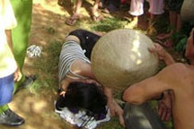 Một phụ nữ bị tiêm thuốc mê, trói chân tay vứt trong bụi cây