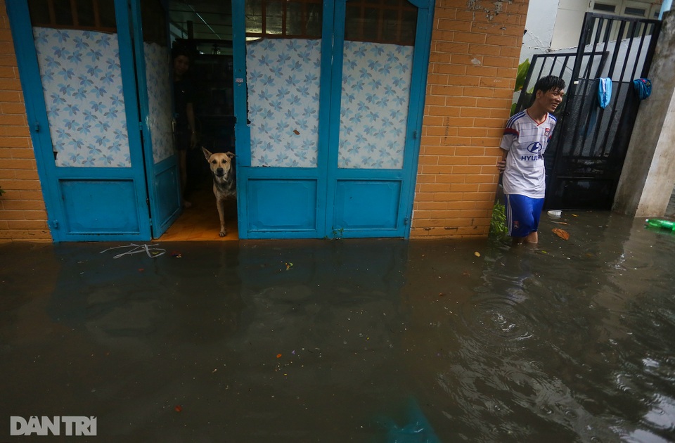 Mưa lớn 30 phút, người dân TP Thủ Đức hì hục tát nước - 10