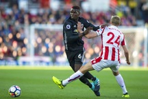 Hàng thủ tệ hại, MU đứt mạch thắng tại sân Stoke City