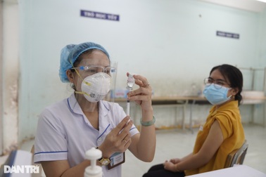 Bộ Y tế "nhắc" TPHCM và 9 địa phương đẩy nhanh tiêm vắc xin Covid-19