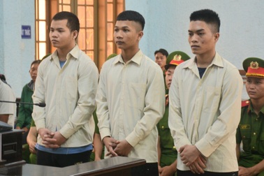 Thay nhau cưỡng bức bé gái 15 tuổi, 3 thanh niên nhận gần 53 năm tù