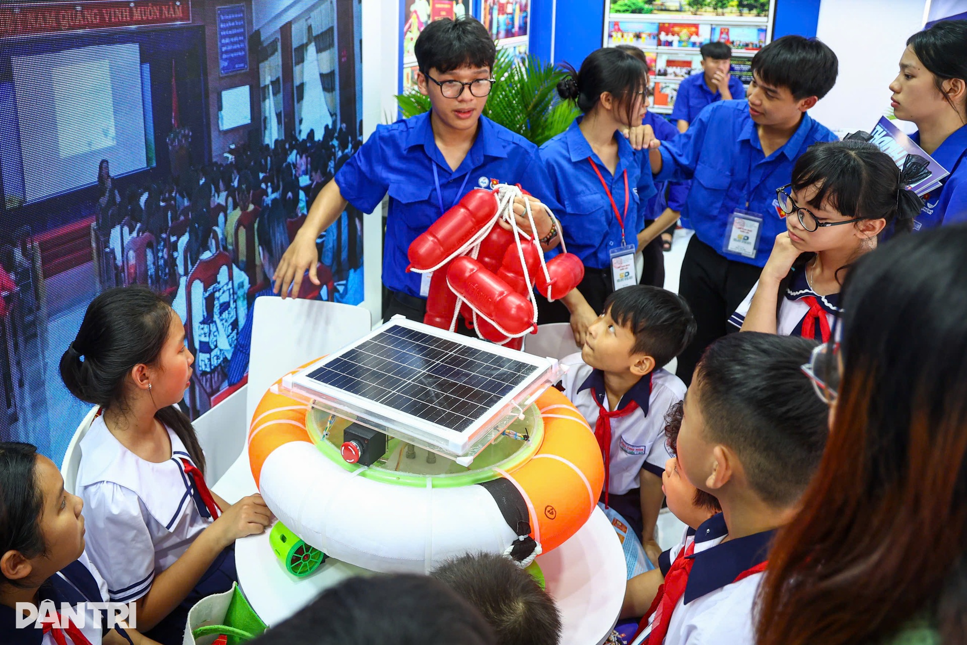 Học sinh TPHCM trải nghiệm lớp học ảo, khám phá robot tại Dinh Thống Nhất - 10