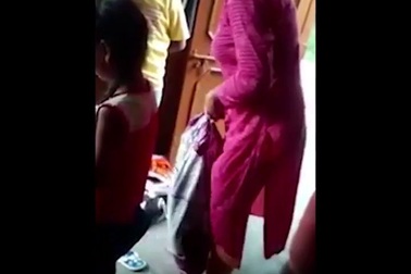 Video mẹ kế trừng phạt con chồng bằng cách nhét vào bao tải