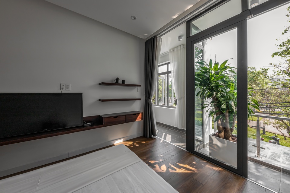Nhà phố 4 tầng ở Sài Gòn gây ngỡ ngàng bởi thiết kế giếng trời hình xoắn ốc - 7 Nhà phố 4 tầng ở Sài Gòn gây ngỡ ngàng bởi thiết kế giếng trời hình xoắn ốc - 7