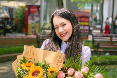 Nữ sinh dân tộc Nùng là đảng viên, thủ khoa, có bảng thành tích dài "kể không hết"