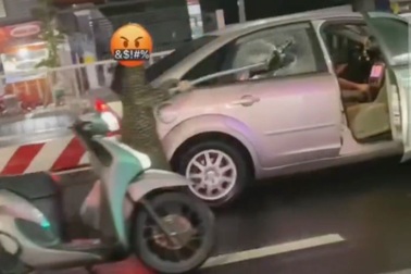 Xác minh clip người phụ nữ đi xe máy đuổi theo đập vỡ kính ô tô