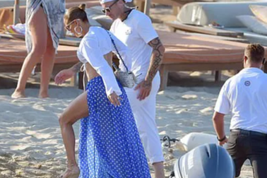 Jennifer Lopez diện váy xẻ táo bạo đi dự tiệc sinh nhật