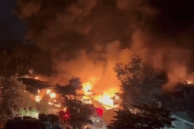 Trắng đêm khống chế đám cháy dữ dội tại xưởng phế liệu