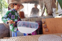 Làng nghề bánh tráng 100 tuổi tất bật những ngày giáp Tết