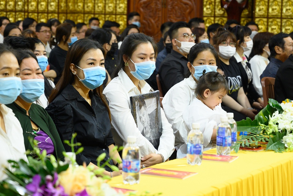 Con gái Vân Quang Long khóc khi hát Ba kể con nghe trong Lễ cầu siêu - 3 Con gái Vân Quang Long khóc khi hát Ba kể con nghe trong Lễ cầu siêu - 3