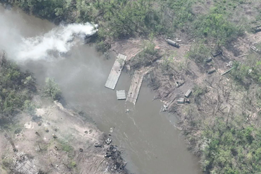 Ukraine công bố video phá hủy đoàn xe quân sự Nga tìm cách vượt sông