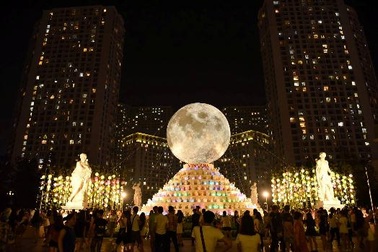 “Siêu trăng” Vincom lập kỷ lục Đèn Mặt Trăng Lớn Nhất Việt Nam