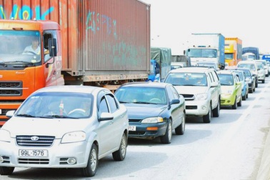 Hà Nội: Xế hộp “cắn” đuôi nhau trên cầu Thanh Trì, ùn tắc kéo dài