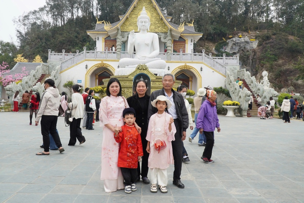 Thanh Hóa đón hơn nửa triệu lượt khách dịp Tết Nguyên đán Ất Tỵ - 1 Thanh Hóa đón hơn nửa triệu lượt khách dịp Tết Nguyên đán Ất Tỵ - 1