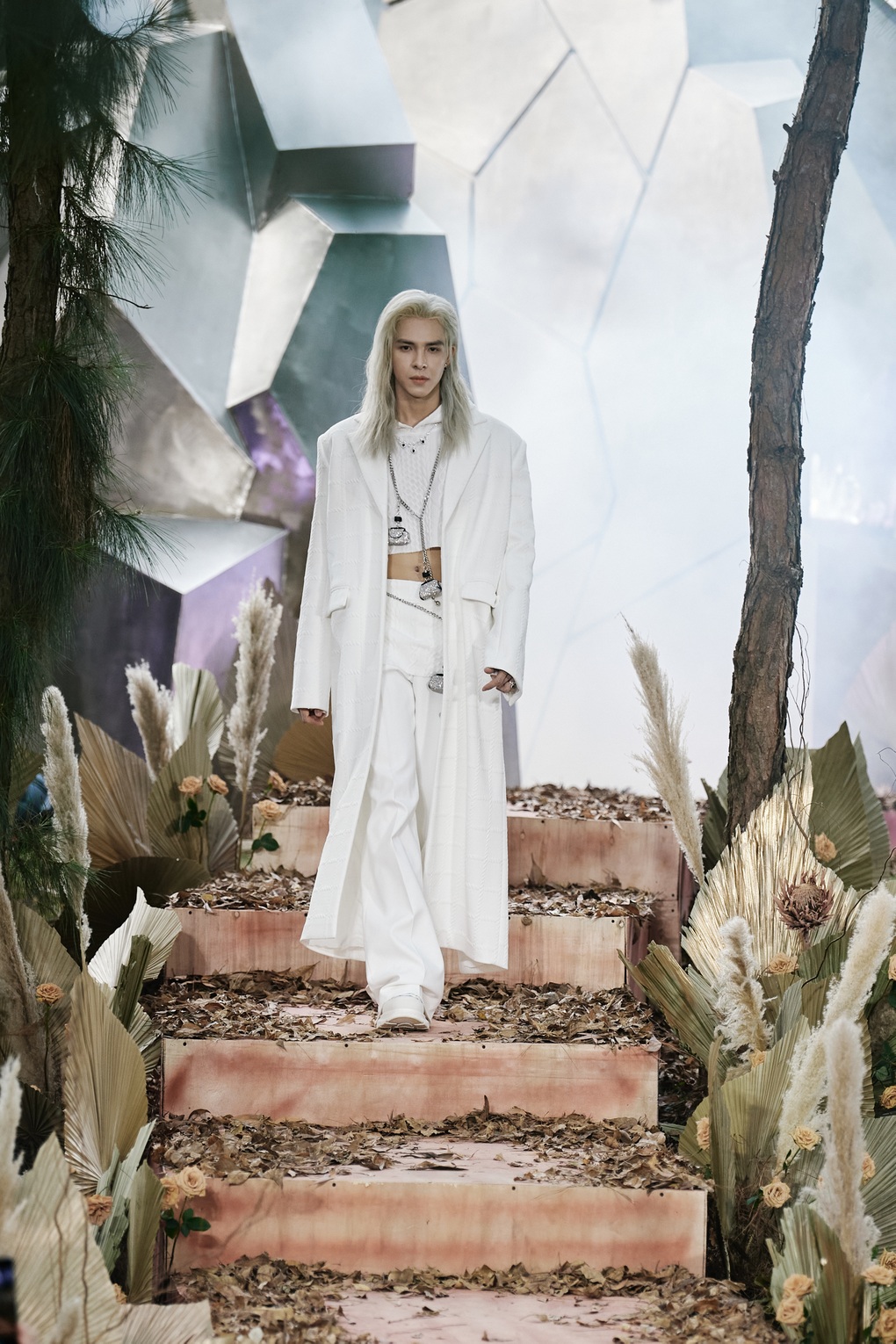 Denis Đặng catwalk chuyên nghiệp, biến hóa ấn tượng - 1 Denis Đặng catwalk chuyên nghiệp, biến hóa ấn tượng - 1