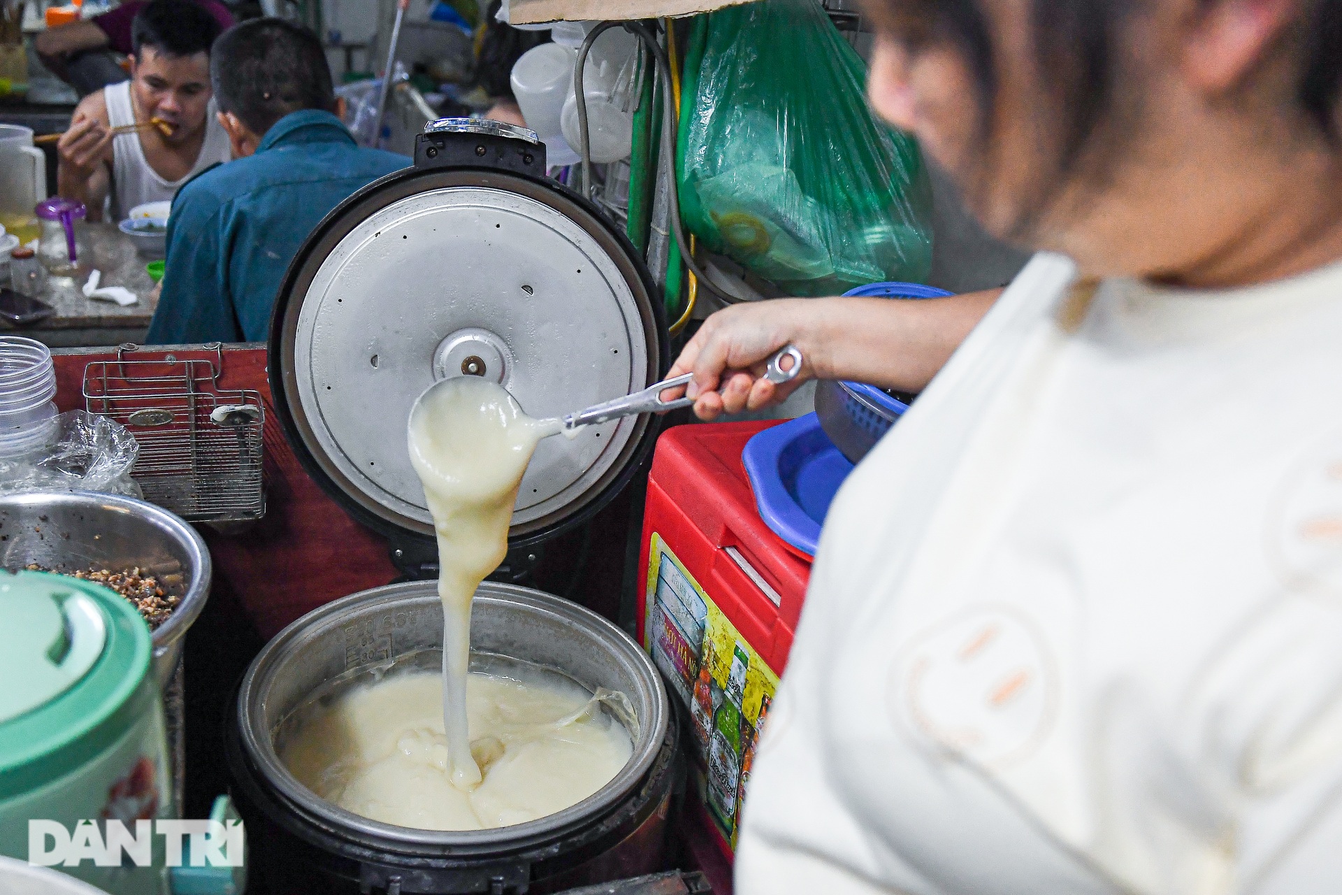 Hà Nội: Thiên đường ẩm thực dưới lòng đất, cầm 100.000 đồng ăn thả ga - 8 Hà Nội: Thiên đường ẩm thực dưới lòng đất, cầm 100.000 đồng ăn thả ga - 8