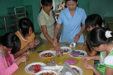 Thăm cửa hàng của các bạn trẻ nhiễm chất độc da cam