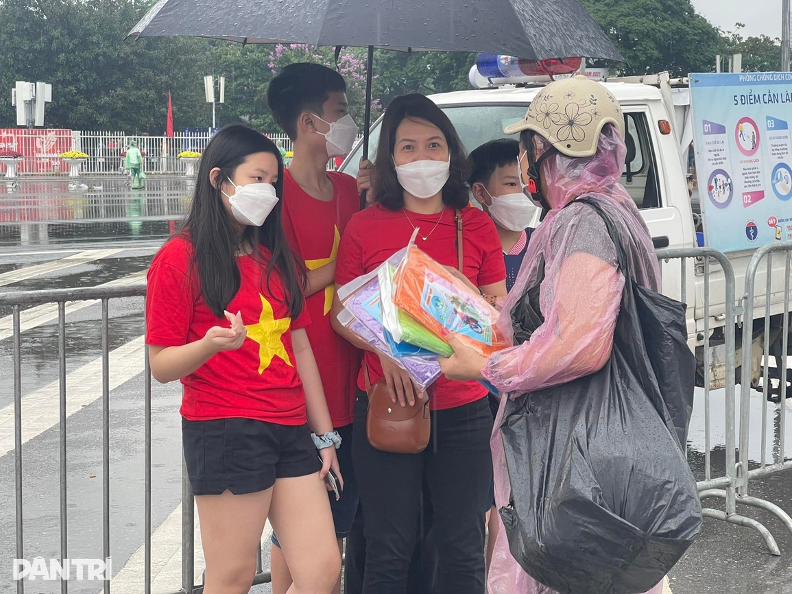 Hà Nội đội mưa ra sân Mỹ Đình, TPHCM đổ xuống đường tiếp lửa - 6 Hà Nội đội mưa ra sân Mỹ Đình, TPHCM đổ xuống đường tiếp lửa - 6