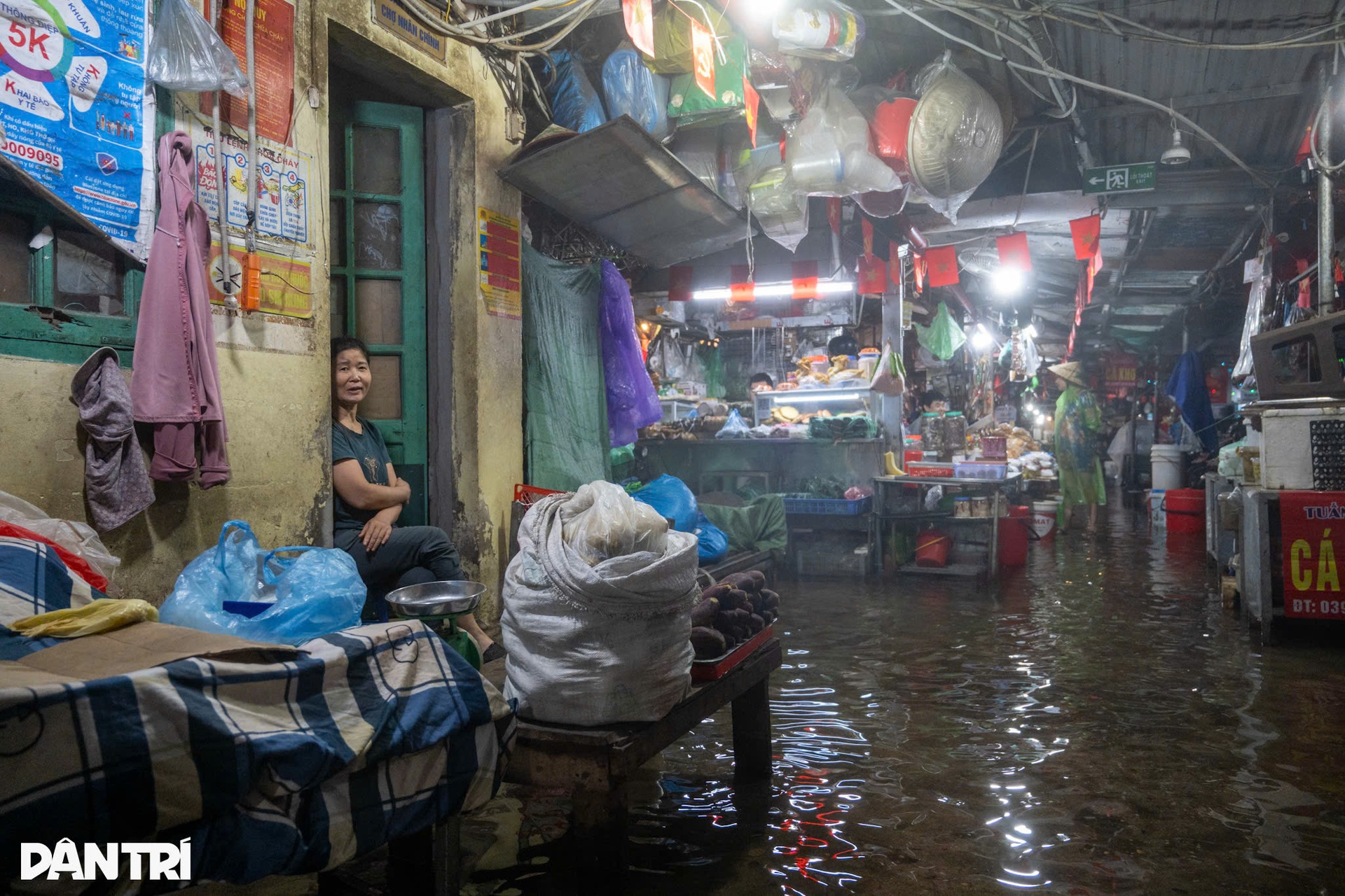 Muôn kiểu ứng phó mưa lớn, vượt ngập sâu của người Hà Nội - 18 Muôn kiểu ứng phó mưa lớn, vượt ngập sâu của người Hà Nội - 18