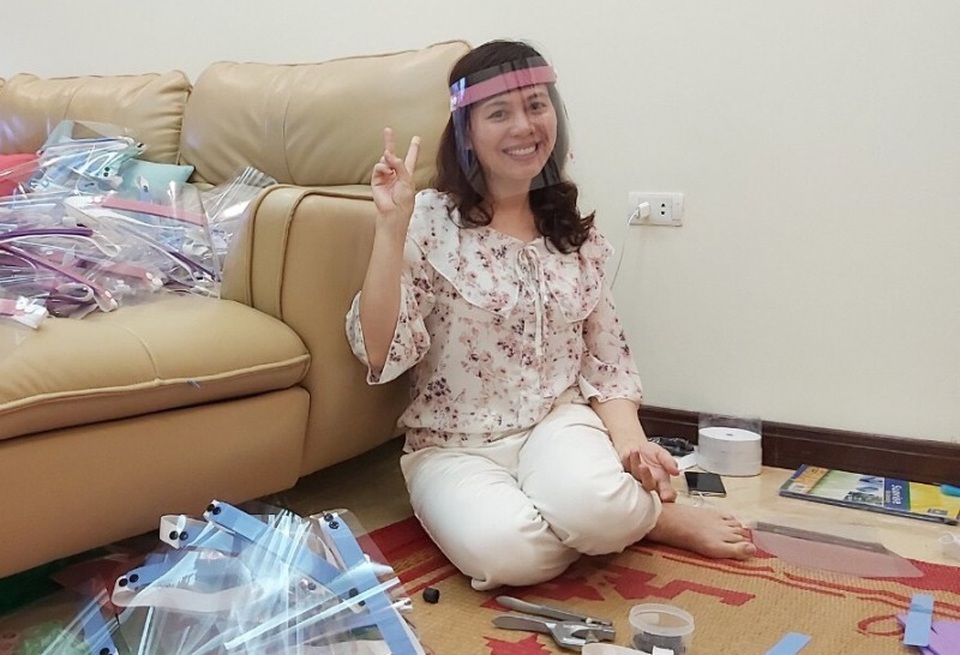 Cô giáo làm mũ chắn giọt bắn để tặng những người phòng, chống dịch Covid-19 - 2 Cô giáo làm mũ chắn giọt bắn để tặng những người phòng, chống dịch Covid-19 - 2