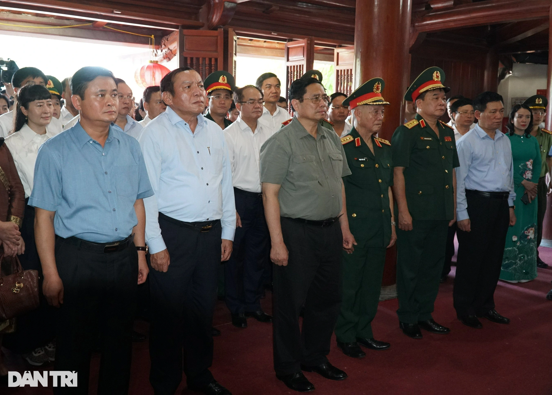 Thủ tướng viếng Nghĩa trang liệt sĩ quốc tế Việt - Lào - 2 Thủ tướng viếng Nghĩa trang liệt sĩ quốc tế Việt - Lào - 2