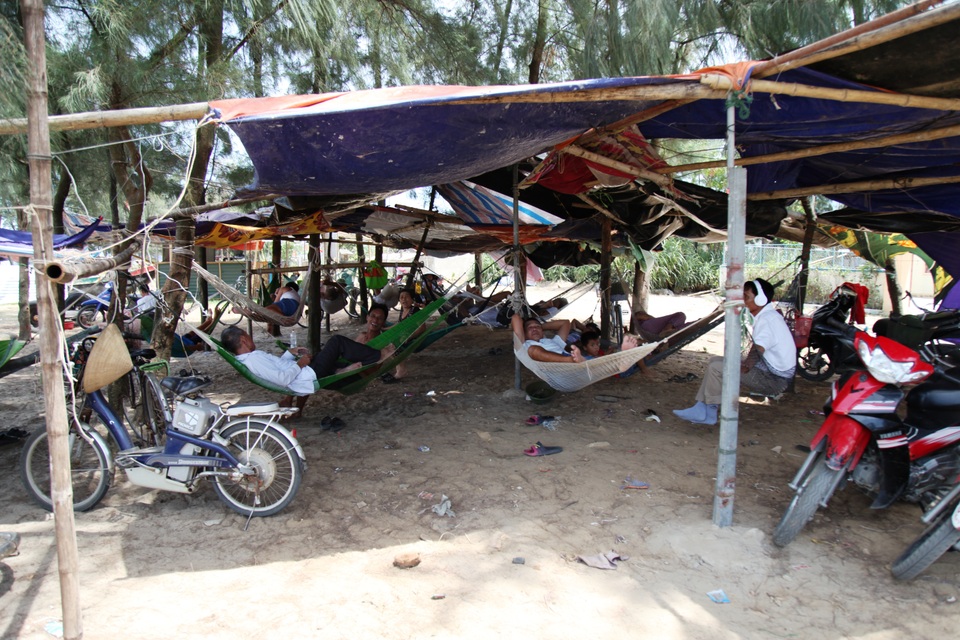 Người dân đổ ra bờ biển dựng lều, mắc võng tránh nóng - 1 Người dân đổ ra bờ biển dựng lều, mắc võng tránh nóng - 1