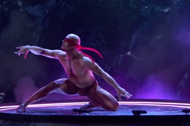 Nghệ sĩ tung hứng và màn trình diễn ngoạn mục