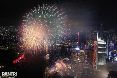 Người dân mãn nhãn với màn pháo hoa nghệ thuật chào mừng đại lễ 30/4