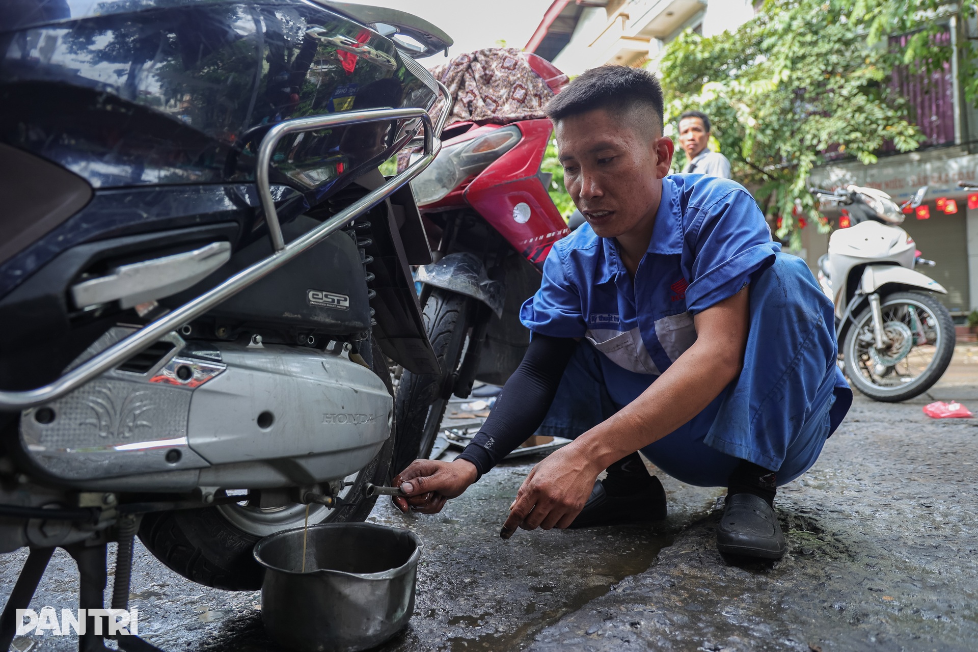 Xe chết máy la liệt sau mưa lớn ở Hà Nội, cửa hàng sửa ngày đêm không xuể - 5 Xe chết máy la liệt sau mưa lớn ở Hà Nội, cửa hàng sửa ngày đêm không xuể - 5