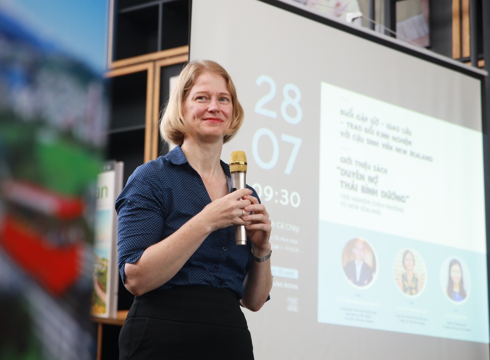 Dịch Covid-19, nữ giảng viên ở Đà Nẵng ra mắt sách... qua màn hình - 3