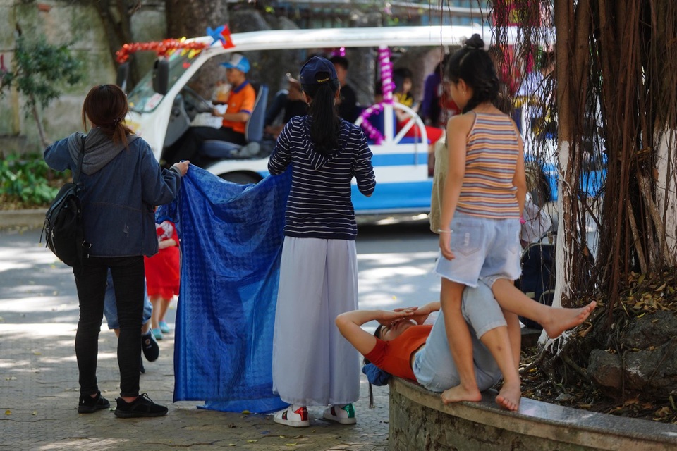 Mùng 3 Tết vào công viên tránh... nóng - 10 Mùng 3 Tết vào công viên tránh... nóng - 10