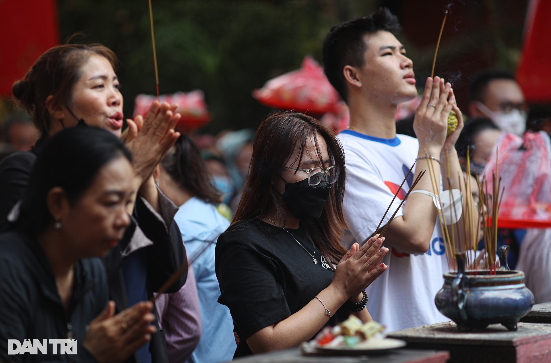 Người dân đội nắng, chen chúc chờ làm lễ chuyển vận dịp rằm tháng Giêng - 6 Người dân đội nắng, chen chúc chờ làm lễ chuyển vận dịp rằm tháng Giêng - 6