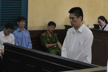 Chồng tưới xăng đốt vợ trong cơn phê ma túy