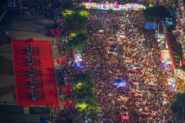 Biển người trên đường phố TPHCM, háo hức chờ diễu binh, diễu hành