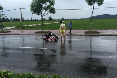 Phát hiện thi thể 2 cô gái biến dạng trên quốc lộ