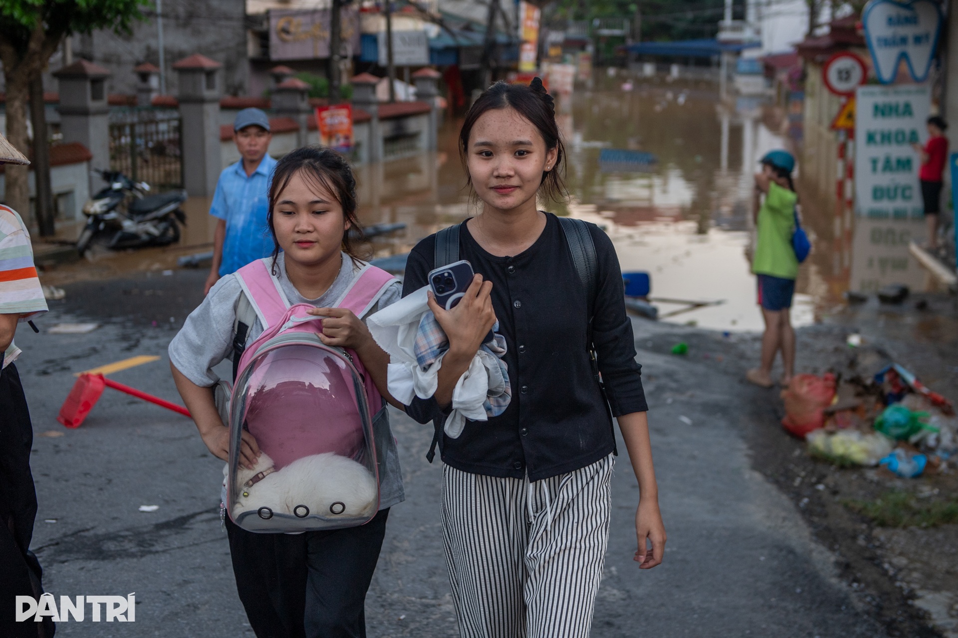 Tình cảnh bị cô lập giữa rốn lũ vô vàn khó khăn của người dân Thái Nguyên - 11 Tình cảnh bị cô lập giữa rốn lũ vô vàn khó khăn của người dân Thái Nguyên - 11