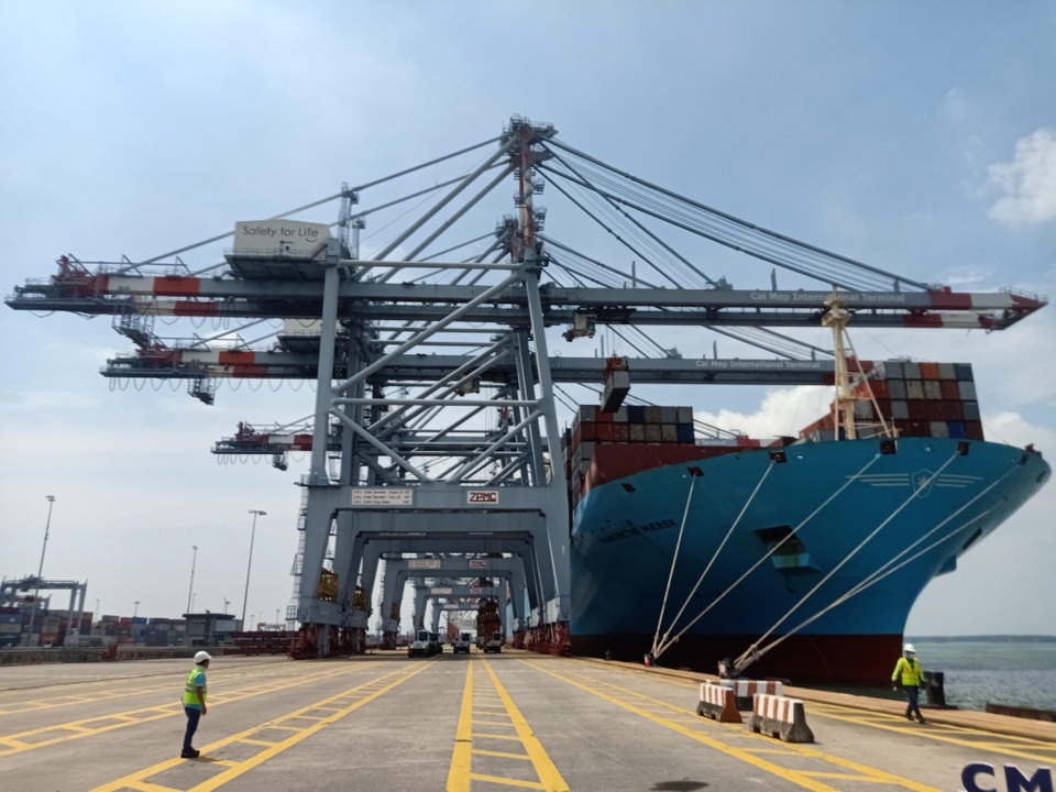 Tàu container lớn nhất thế giới lần đầu tiên cập cảng Việt Nam - 1 Tàu container lớn nhất thế giới lần đầu tiên cập cảng Việt Nam - 1