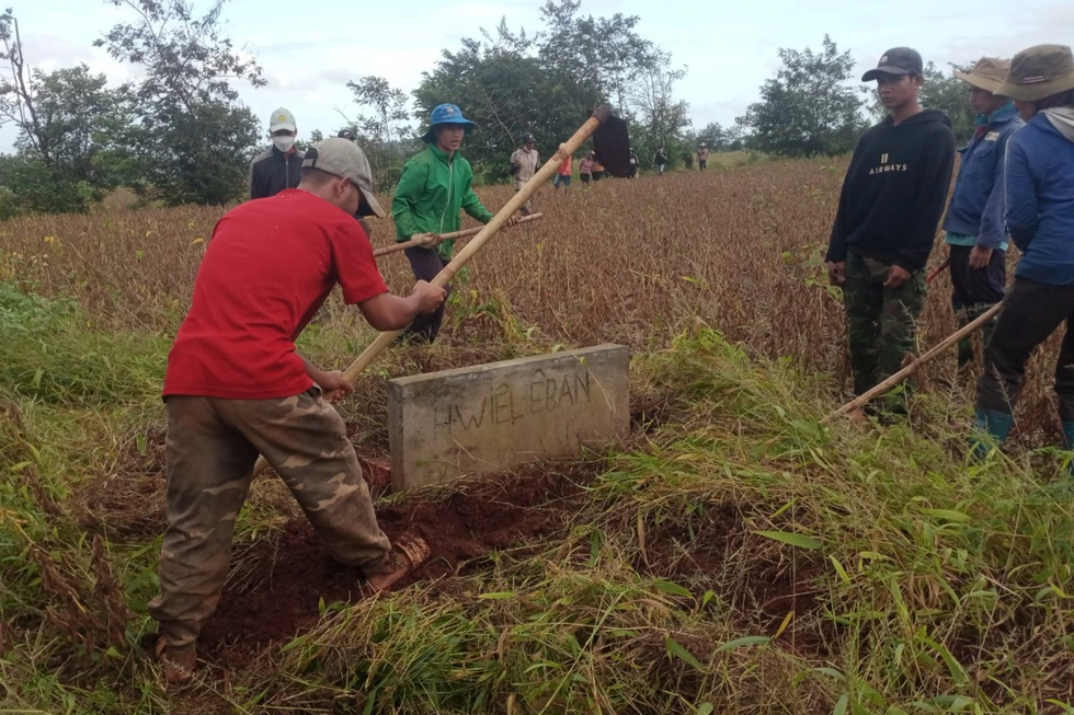 Buôn làng quyết tâm vực dậy sau những lầm lỗi - 6
