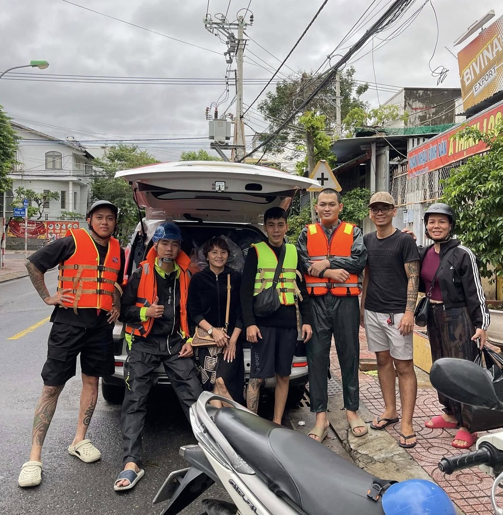 Thanh niên xăm trổ lao vào nước xiết cứu người mắc kẹt trong vùng lũ - 1 Thanh niên xăm trổ lao vào nước xiết cứu người mắc kẹt trong vùng lũ - 1