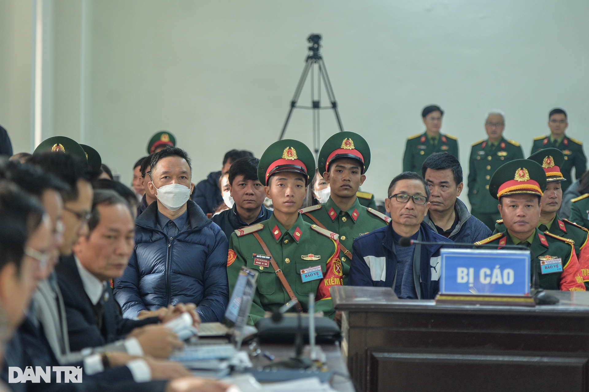Phan Quốc Việt và 4 cựu sĩ quan ra tòa trong vụ án Việt Á - 2 Phan Quốc Việt và 4 cựu sĩ quan ra tòa trong vụ án Việt Á - 2