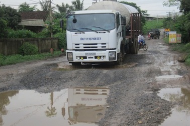 “Hố bom, ổ voi” chằng chịt trên tỉnh lộ